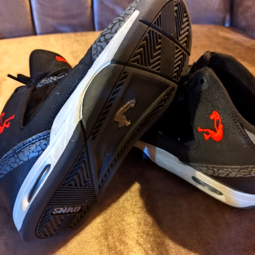 Boys Shaq basketball shoes size 4